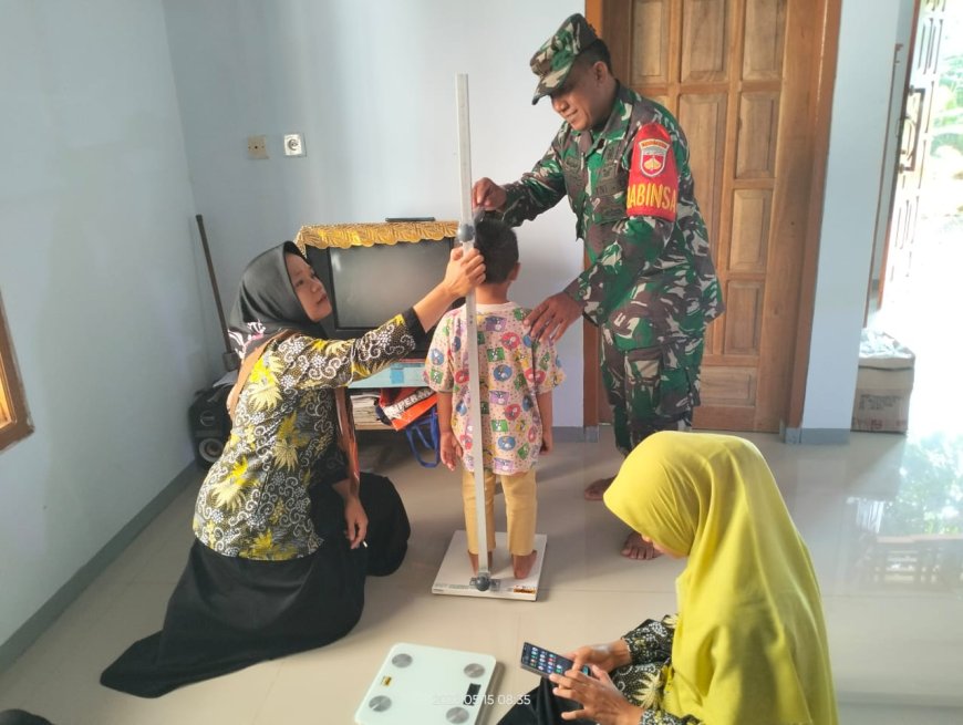 Babinsa Koramil 11 Punggelan Mendampingi Kegiatan Posyandu Balita di Desa Sawangan