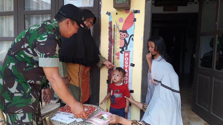 Imunisasi Lengkap Penting Untuk Cegah Stunting, Babinsa Kodim 0712 Tegal Dampingi Posyandu