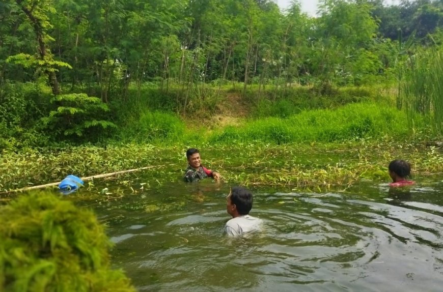 Bersama Warga, Babinsa Tarub Bersihkan Saluran Air