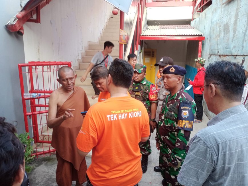 Rombongan Bhiksu Ritual Thudong Tiba di Wilayah Tegal