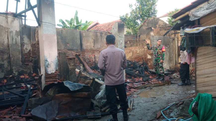 Babinsa Tegal Selatan Tinjau Rumah Warga Binaan Yang Tertimpa Musibah Kebakaran