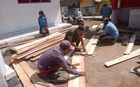 Peduli Warga Binaan, Babinsa Bojong Bantu Pembuatan Pagar Kantor Desa
