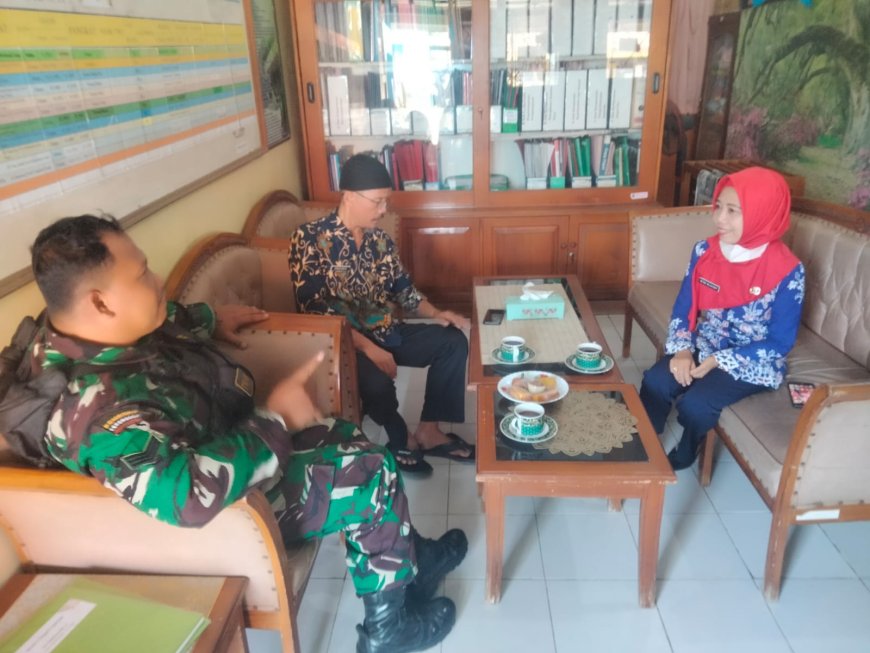 Bentuk Kepedulian Terhadap Siswa, Babinsa Tegal Barat Laksanakan Komsos Di Sekolah