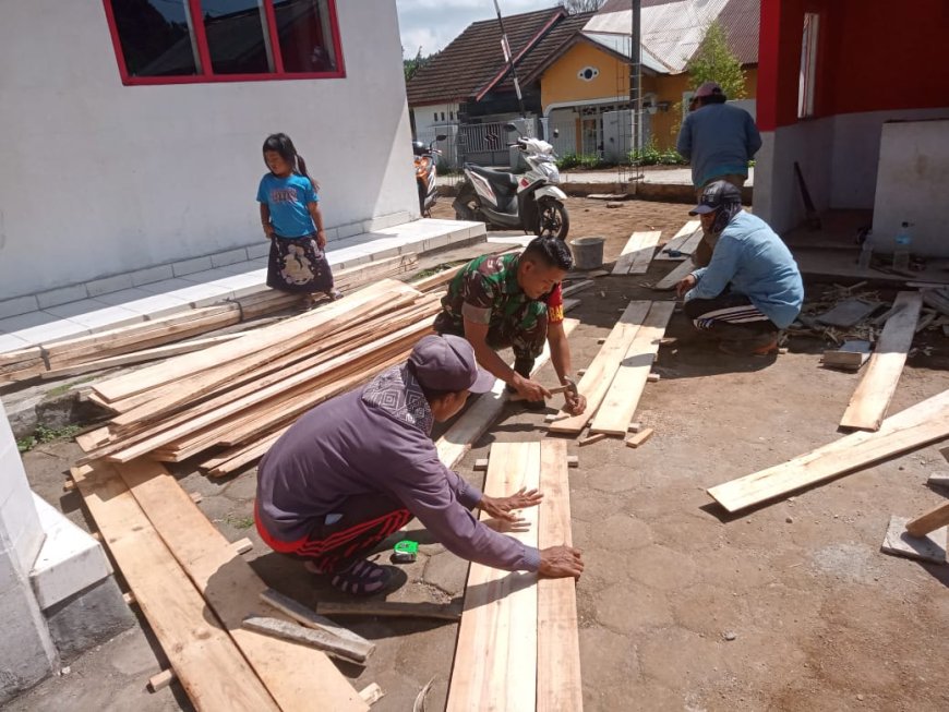 Peduli Warga Binaan, Babinsa Bojong Bantu Pembuatan Pagar Kantor Desa
