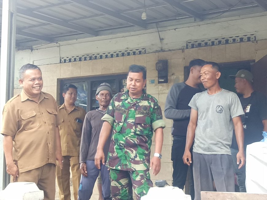 Babinsa Adiwerna Dampingi Perbaikan Saluran Air