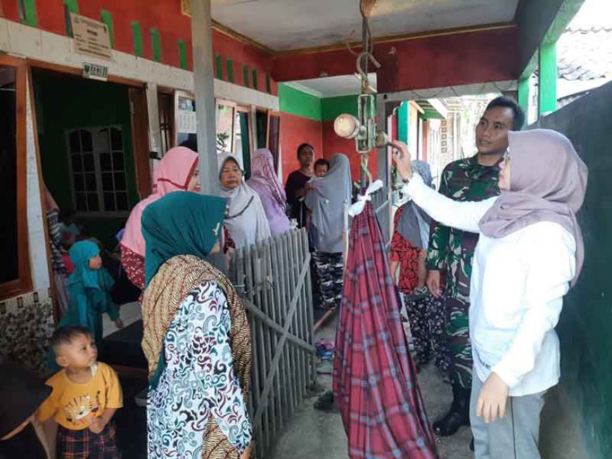 Babinsa 07 Mandiraja Dampingi Kegiatan Posyandu di Desa Binaan