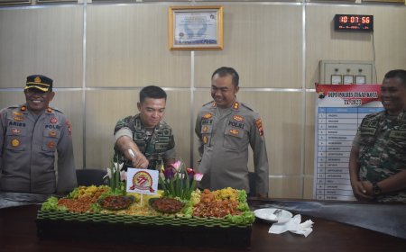 Saat Dandim 0712 Tegal Beri Kejutan Ke Kapolres Tegal Kota Pada Hari Bhayangkara Ke-77