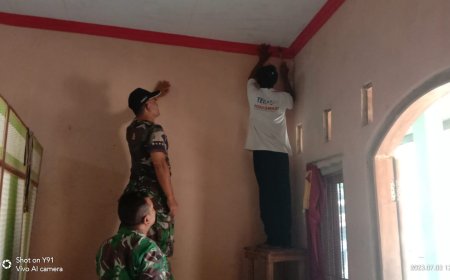 Babinsa Koramil Adiwerna Cepat Tanggap Perbaiki Plafon Rumah Pasca Gempa