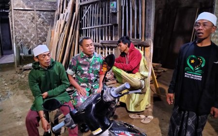 Patroli malam, Babinsa Kodim 0712 Tegal sempatkan komsos dengan warga