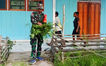 Babinsa Pos Ramil Airu Bersama Guru Murid Pembersihan Halaman Sekolah