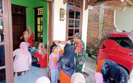 Mendukung Program Balita Sehat Babinsa Mendampingi Kegiatan Posyandu