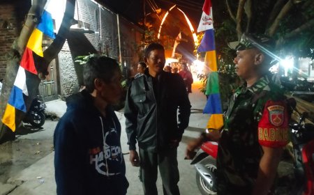 Patroli Malam Babinsa Kedungbanteng Sempatkan Komsos Dengan Warga
