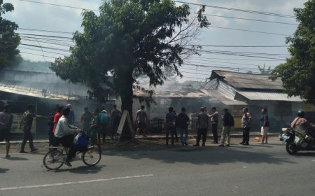 Di Depan Asrama Kodim 0712 Tegal Terjadi Kebakaran Dua Unit Lapak PKL