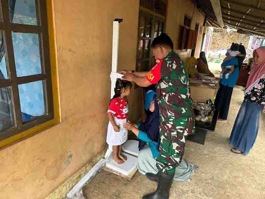 Babinsa Koramil 18/Pagentan Dampingi Kegiatan Posyandu Sebagai Upaya Pencegahan Stunting