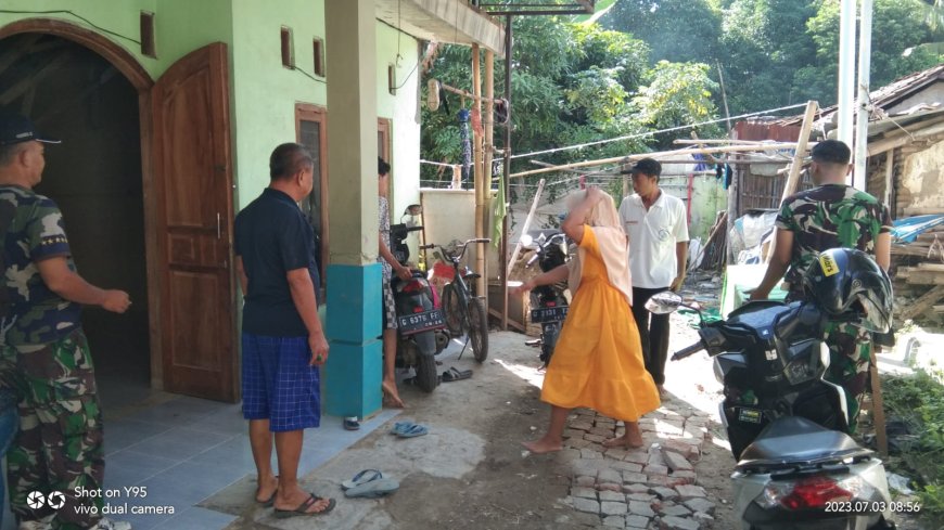 Anggota Kodim Tegal Bantu Perbaikan Rumah Warga Binaan Yang Terdampak Gempa Bumi