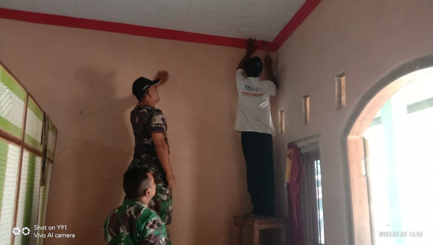 Babinsa Koramil Adiwerna Cepat Tanggap Perbaiki Plafon Rumah Pasca Gempa