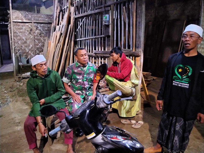 Patroli malam, Babinsa Kodim 0712 Tegal sempatkan komsos dengan warga