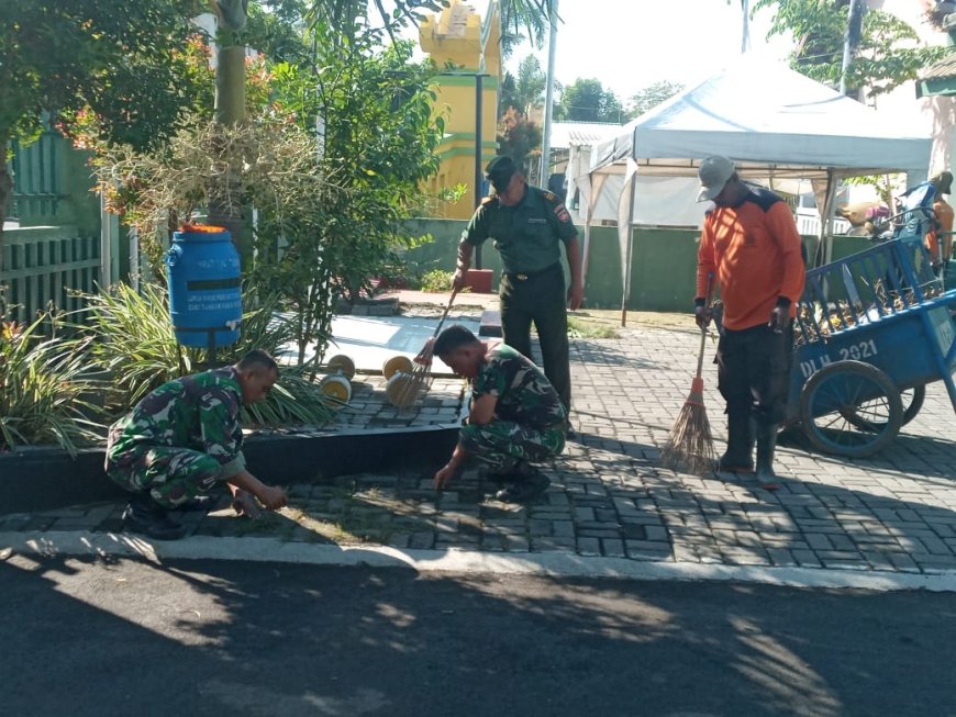 Ciptakan Lingkungan Bersih Anggota Koramil Tegal Barat Kodim 0712 Tegal Laksanakan Kerja Bakti