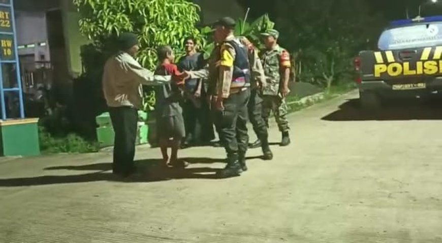 Patroli Malam Babinsa Kodim 0712 Tegal Sempatkan Komsos Dengan Warga