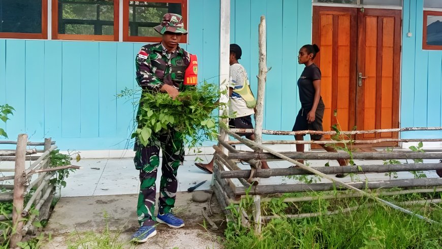 Babinsa Pos Ramil Airu Bersama Guru Murid Pembersihan Halaman Sekolah