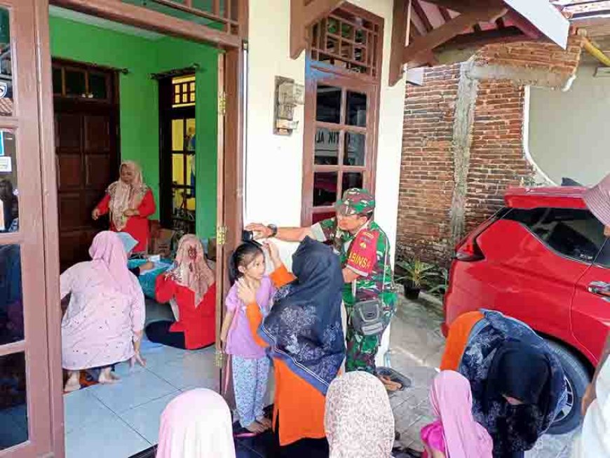 Mendukung Program Balita Sehat Babinsa Mendampingi Kegiatan Posyandu