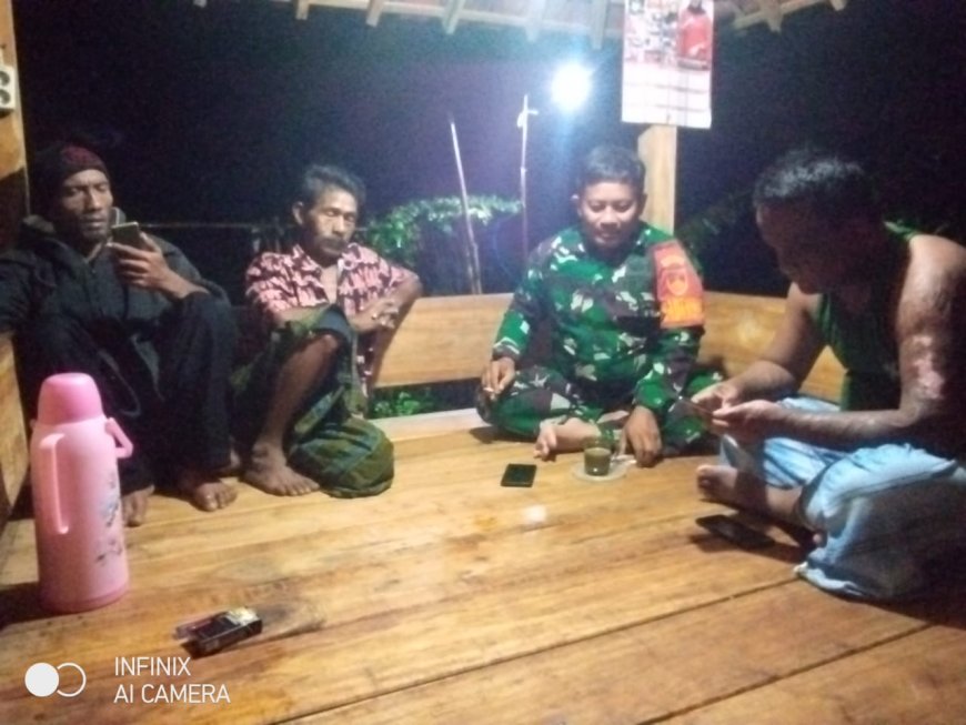 Babinsa Koramil Warureja Kodim 0712 Tegal Bersama Waga Gelar Komsos Di Pos Kamling