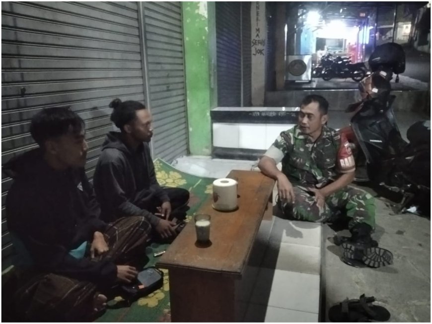Tak Kenal Lelah Di Malam Hari Babinsa Koramil Bumijawa Kodim 0712 Tegal Laksanakan Patroli Dan Komsos