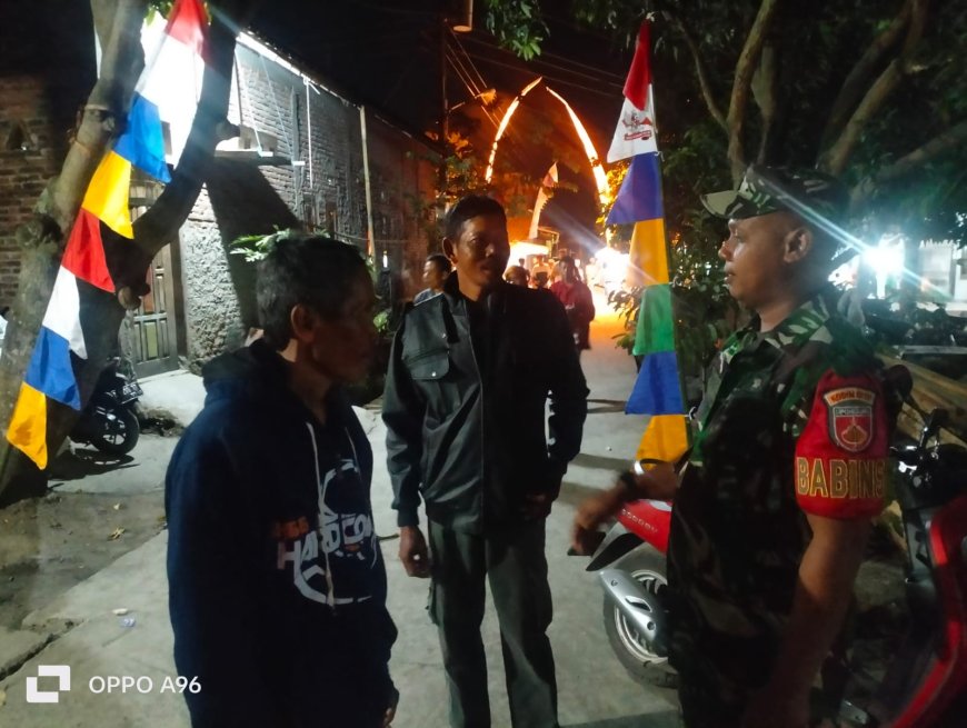 Patroli Malam Babinsa Kedungbanteng Sempatkan Komsos Dengan Warga