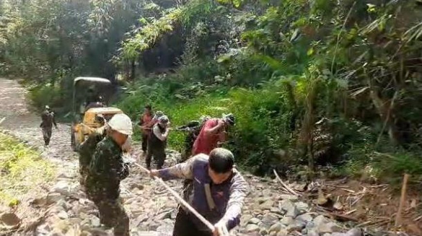 Beginilah yang dilakukan Satgas TMMD Sengkuyung Kodim 0712 Tegal Pada Pengaspalan Jalan Di Desa Sesepan Kabupaten Tegal