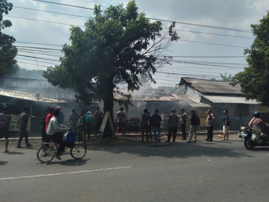 Di Depan Asrama Kodim 0712 Tegal Terjadi Kebakaran Dua Unit Lapak PKL