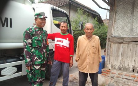 Babinsa Sertu Heriyanto Dampingi Pendistribusian Air Bersih