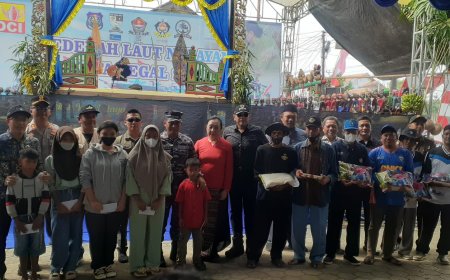 Secara Simbolis Dandim 0712 Tegal Berikan Beras Kepada Nelayan Kota Tegal