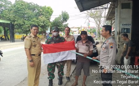 Jelang Hut RI Ke-78, Babinsa Tegal Barat Dampingi Pendistribusian Bendera Merah Putih