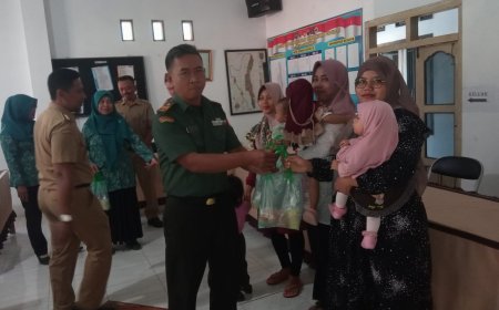 Danpos Koramil 22 Dukuhwaru Secara Simbolis Bagikan Sembako Kepada Anak Stunting