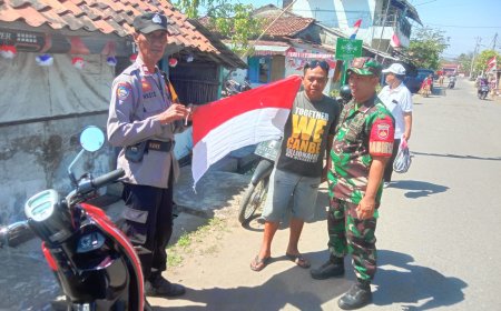 Babinsa Tegal Timur Bersama Bhabinkamtibmas Himbau Warga Pasang Bendera Merah Putih