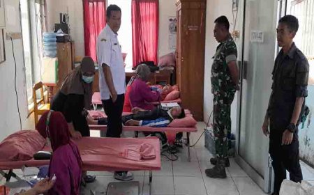 Danramil Memantau Secara Langsung Kegiatan Donor Darah Dalam Rangka Perayaan HUT RI Ke-78 Di Pasar Karangkobar