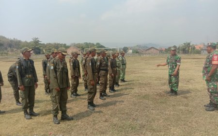 Jelang Pemilu 2024, Babinsa Kedungbanteng Latih Linmas Desa Karanganyar