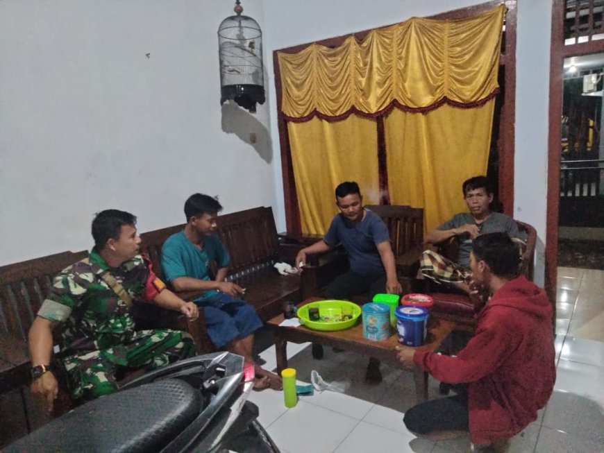 Pererat Tali Silaturahmi, Babinsa Serka Susilo Komsos Malam Hari