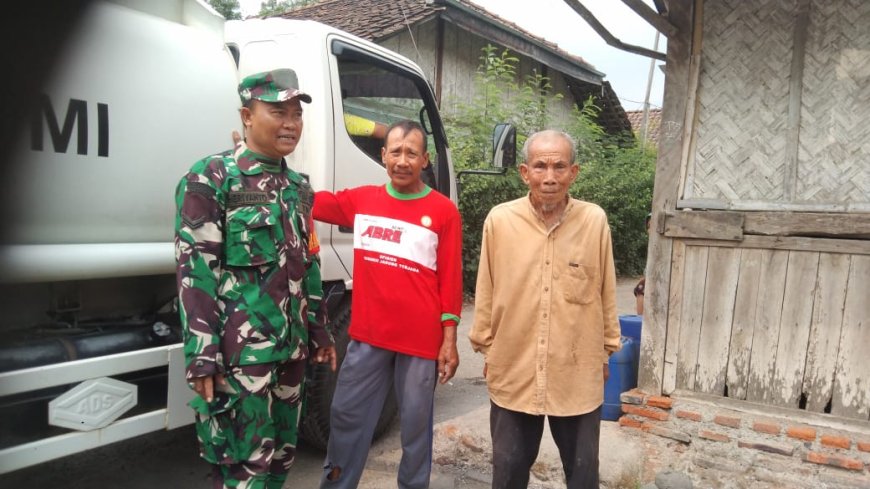 Babinsa Sertu Heriyanto Dampingi Pendistribusian Air Bersih