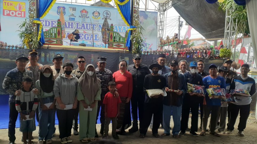 Secara Simbolis Dandim 0712 Tegal Berikan Beras Kepada Nelayan Kota Tegal