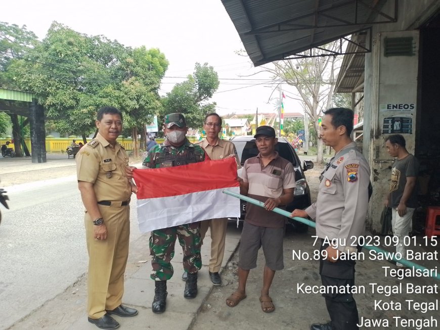 Jelang Hut RI Ke-78, Babinsa Tegal Barat Dampingi Pendistribusian Bendera Merah Putih