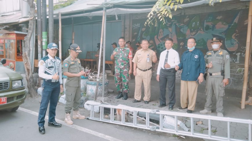 Babinsa Tegal Timur Ikut Dalam Penertiban Pedagang Kaki Lima Di Kelurahan Mangkukusuman Kota Tegal