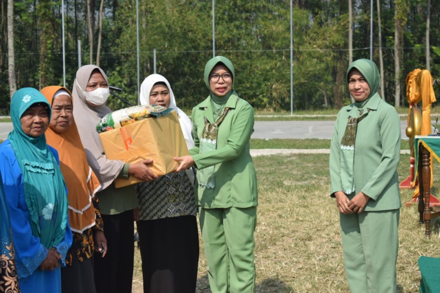 Secara Simbolis Persit Kodim 0712 Tegal Bagikan Sembako di Momen Penutupan TMMD