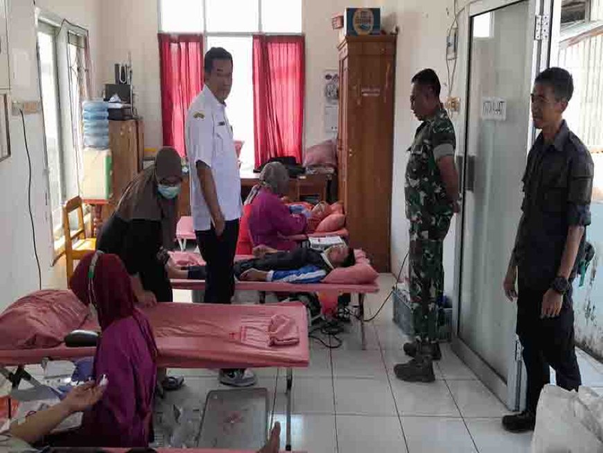 Danramil Memantau Secara Langsung Kegiatan Donor Darah Dalam Rangka Perayaan HUT RI Ke-78 Di Pasar Karangkobar