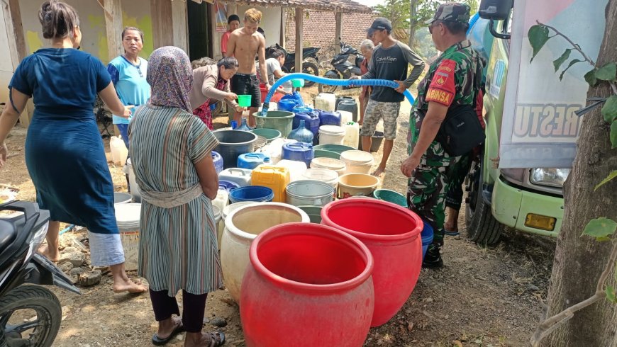 Krisis Air, Babinsa Kodim 0712 Tegal Kawal Pendistribusian Air Bersih Untuk Warga Tonggara