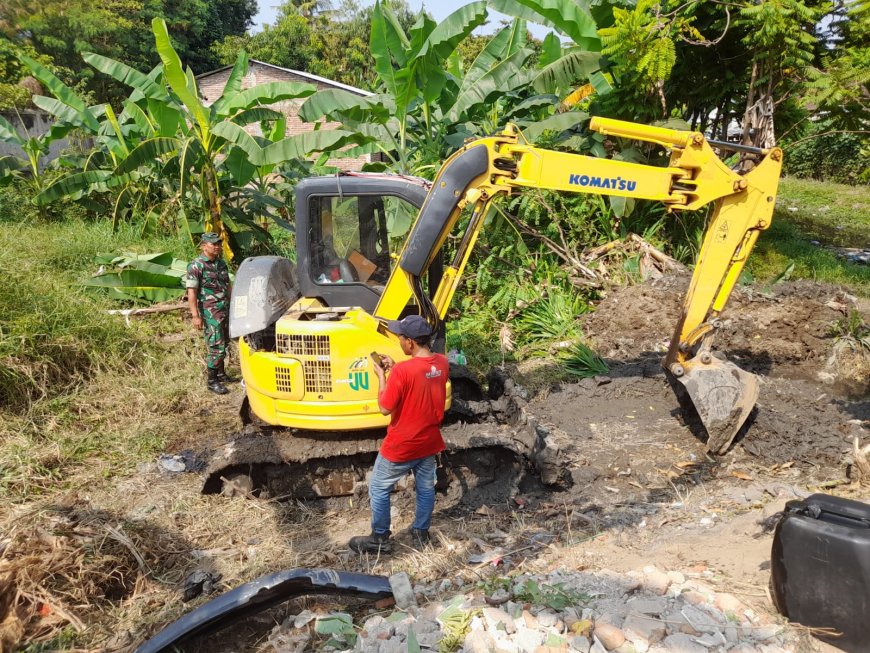 Babinsa Talang Monitoring Normalisasi Sungai