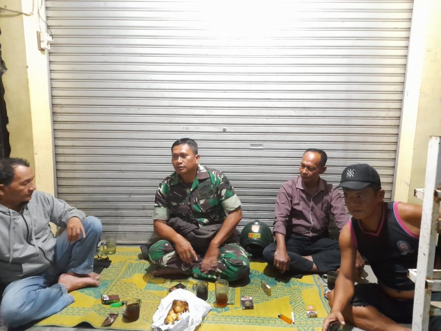 Sambangi Kepala Desa, Babinsa Kodim 0712 Tegal Komsos Dengan Warga