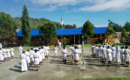 Tumbuhkan Rasa Cinta Tanah Air, Babinsa Pimpin Upacara