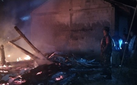 Aksi Sigap Babinsa Koramil Jatinegara Bantu Padamkan Kebakaran Rumah Warga