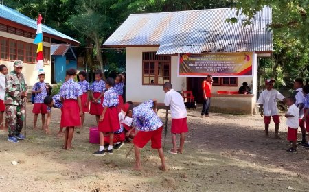 Babinsa Demta Ajak Guru Dan Siswa Kerja Bakti